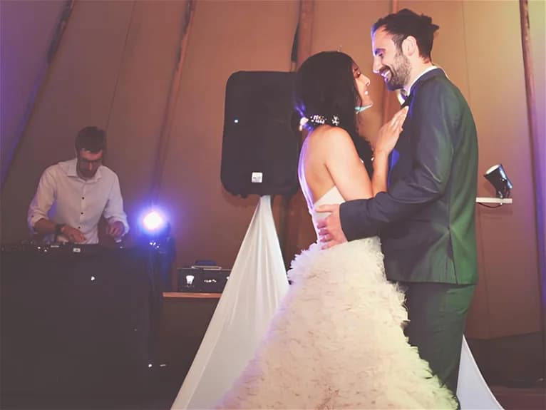DJ Hochzeit buchen: Worauf Sie achten sollten