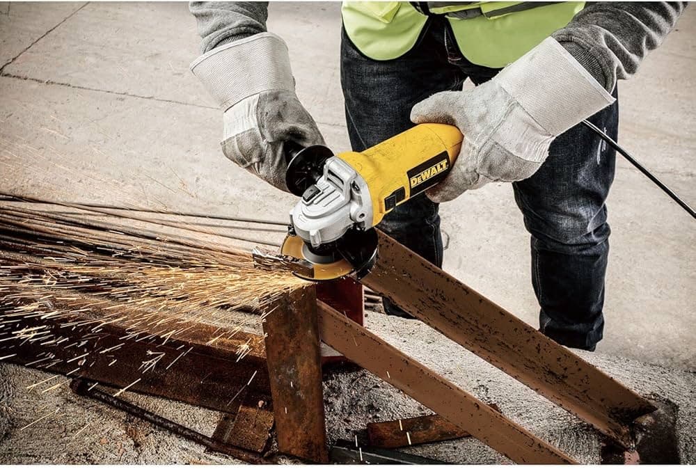 DeWALT Winkelschleifer mit Blattschutz für mehr Sicherheit
