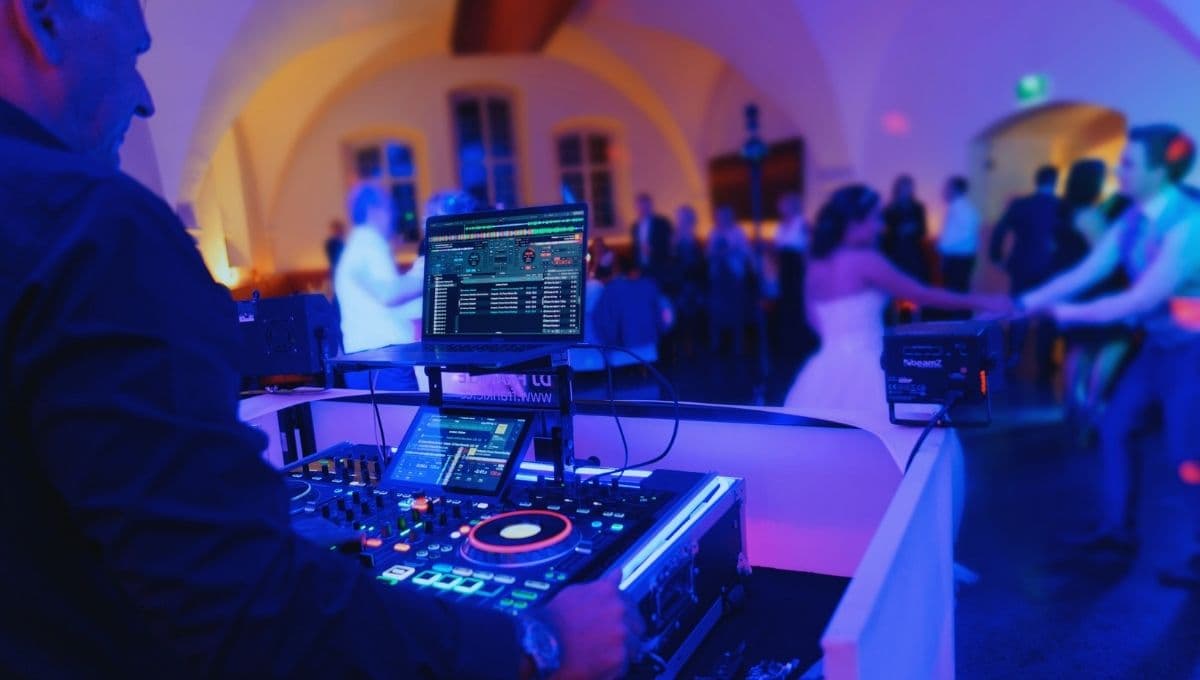 Melodies of Matrimony: Erzählungen von Hochzeits-DJs