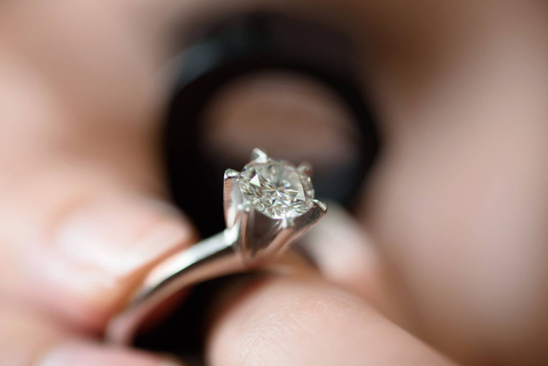 So kaufen Sie einen Diamanten online