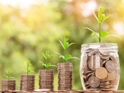 Ein paar Ersparnisse zu investieren ist eine der besten Möglichkeiten, um Ihr Vermögen zu vermehren