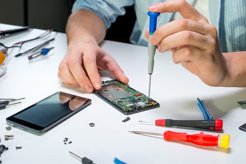 Wenn Ihre Smartphone-Hülle verbeult oder rissig ist, machen Sie sich keine Sorgen, wir reparieren es!