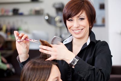 So nutzen Sie Ihr Friseurdiplom, um eine Karriere anzukurbeln