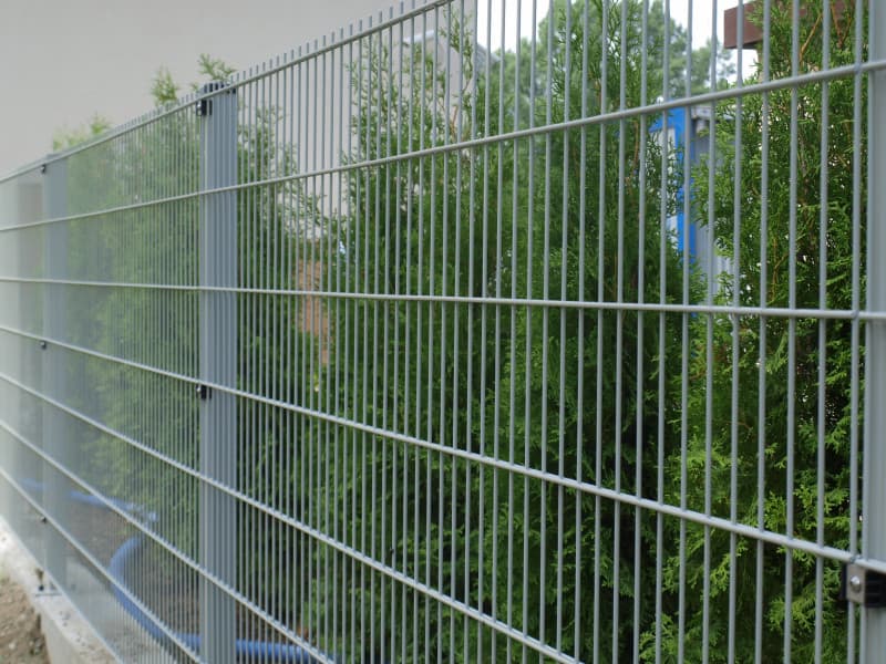 Doppelstabmattenzaun: Schützen Sie Ihr Zuhause stilvoll