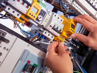 Auf der Suche nach elektrischen Notdiensten - Nähern Sie sich dem richtigen Ort