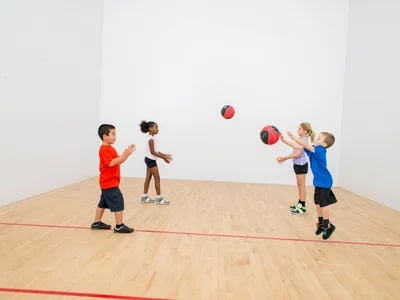 Mehr Teamgeist fordern mit Spiele Kindergarten Turnhalle fuer Kinder