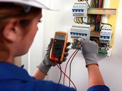 Gewerbliche Elektriker können Unternehmen Geld sparen