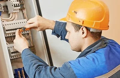 Gewerbliche Elektriker können Unternehmen Geld sparen