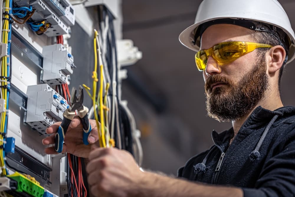 Die Rolle der Elektrofachkräfte in der DGUV V3 Prüfung