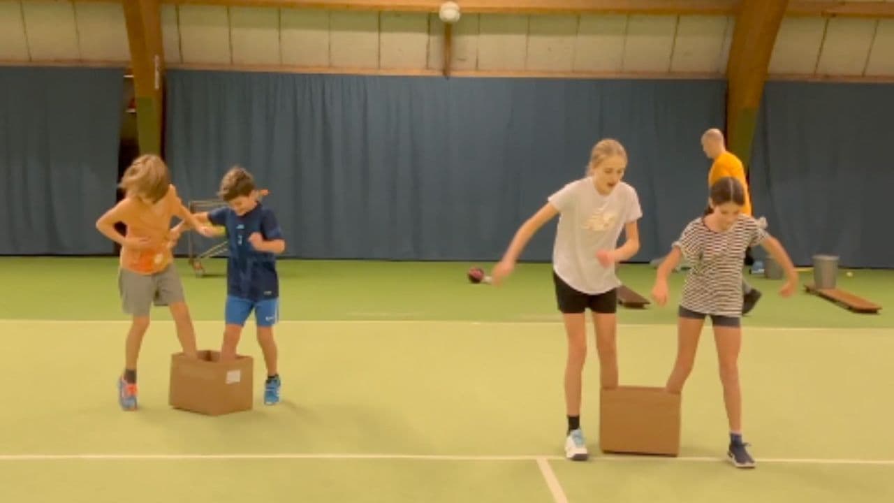 Mehr Teamgeist fordern mit Spiele Kindergarten Turnhalle fuer Kinder