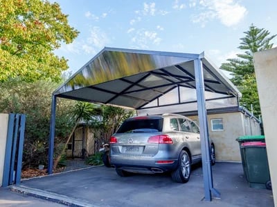 Carport günstig kaufen: Wie Sie mit einem Abstellraum Ordnung schaffen