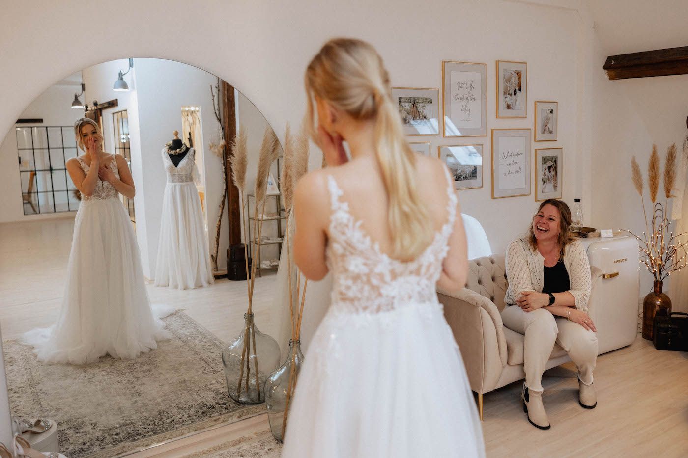 Enthüllende Romantik: Wo man das bezauberndste Hochzeitskleid Berlin Beratung kaufen kann