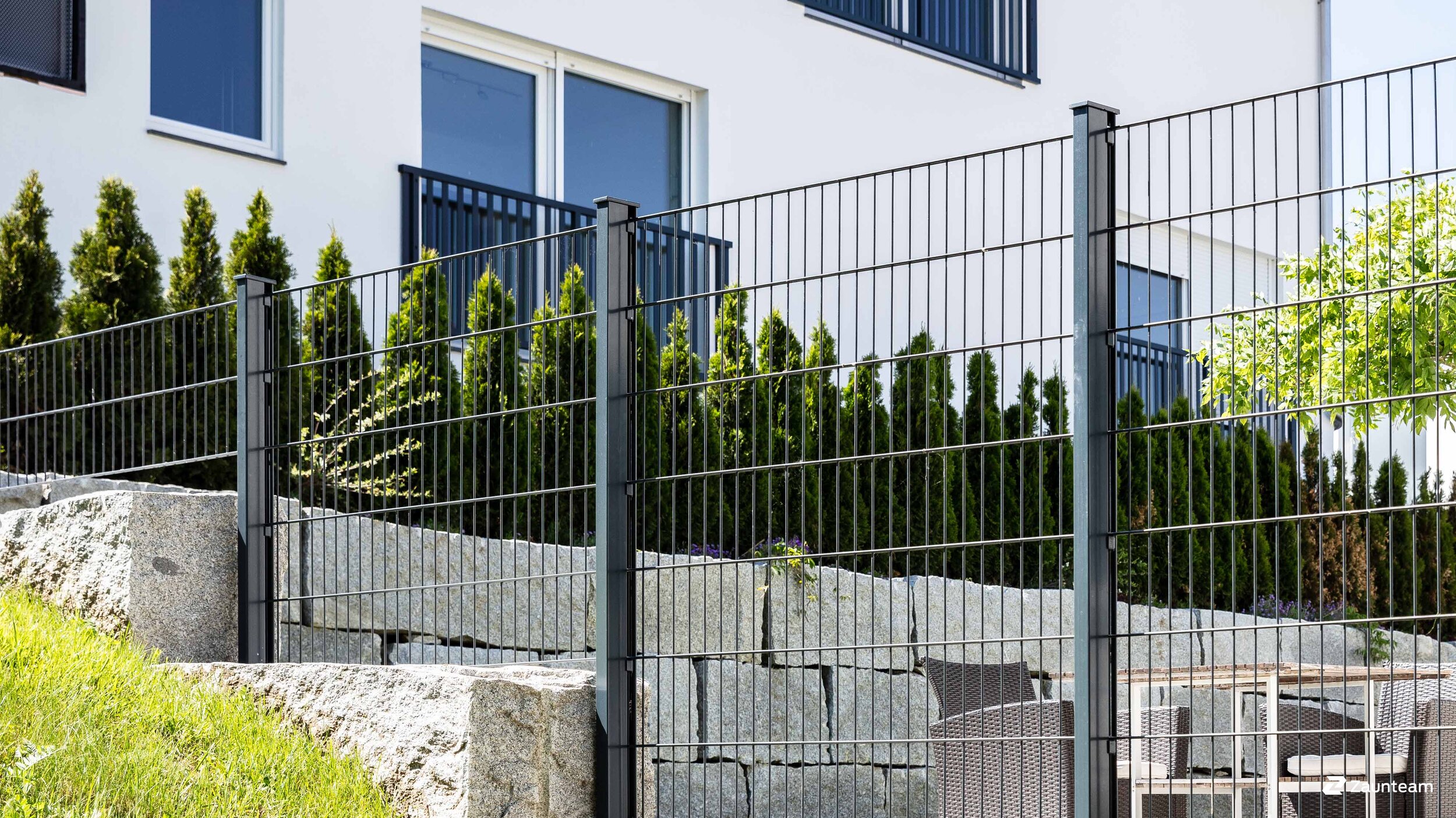 Sicherheit und Stil: Wie ein Doppelstabmattenzaun Ihr Zuhause verschönern und schützen kann