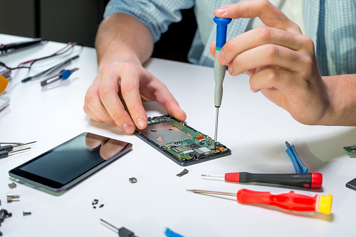 Wenn Ihre Smartphone-Hülle verbeult oder rissig ist, machen Sie sich keine Sorgen, wir reparieren es!