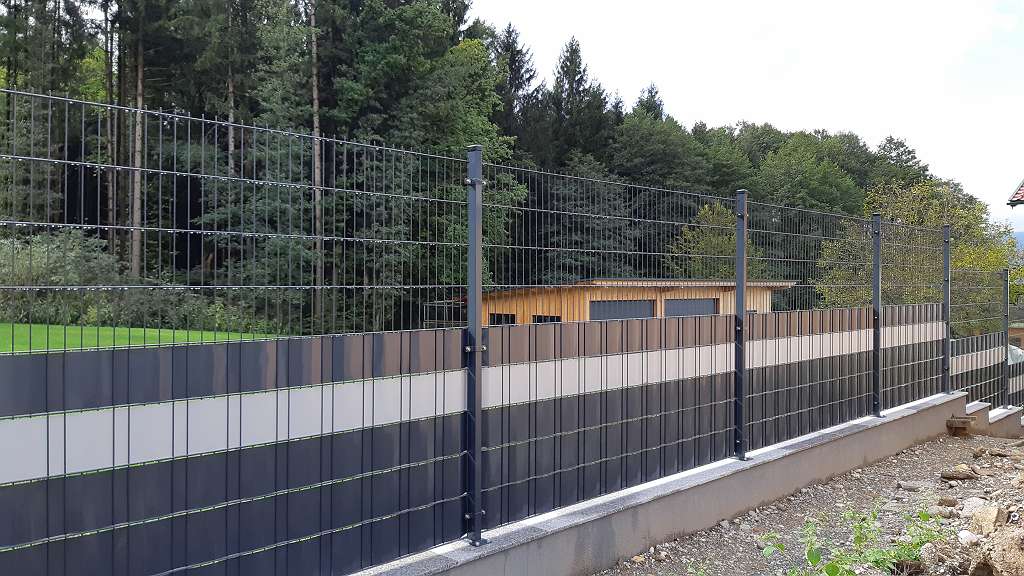 Doppelstabmattenzaun mit Pflanzenranken: Wie Sie Ihren Zaun mit grünen Akzenten verschönern können