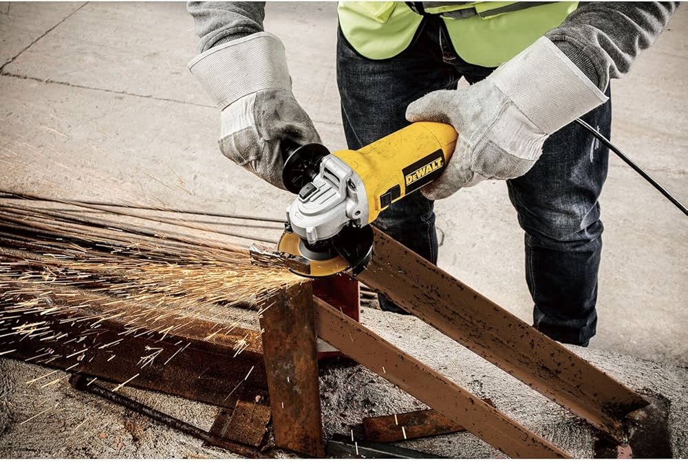 DeWALT Winkelschleifer mit Blattschutz für mehr Sicherheit