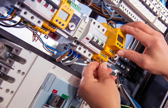 Auf der Suche nach elektrischen Notdiensten - Nähern Sie sich dem richtigen Ort