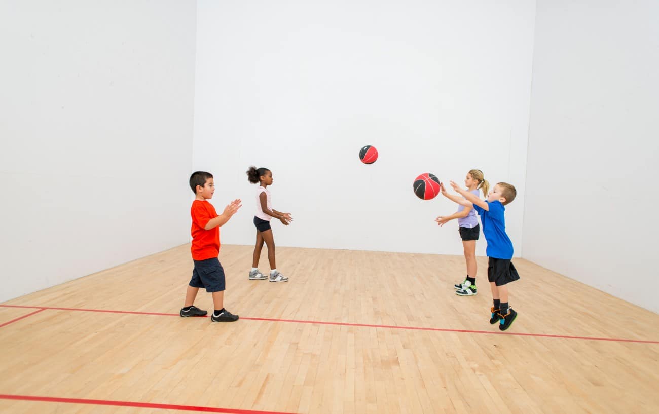 Mehr Teamgeist fordern mit Spiele Kindergarten Turnhalle fuer Kinder