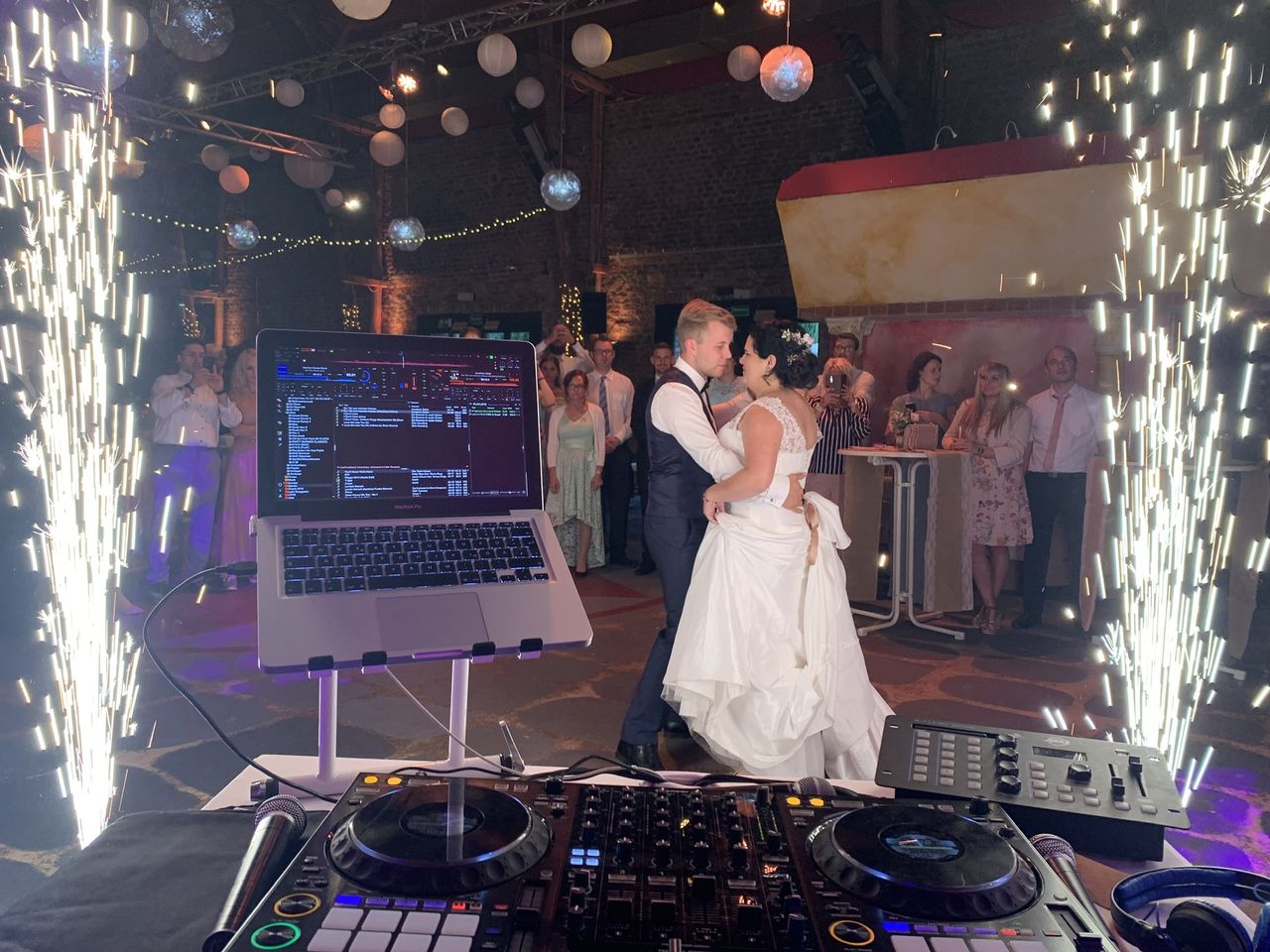 DJ Hochzeit buchen: Worauf Sie achten sollten