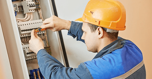 Gewerbliche Elektriker können Unternehmen Geld sparen