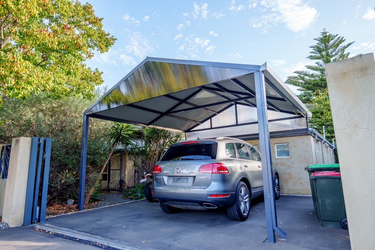 Carport günstig kaufen: Wie Sie mit einem Abstellraum Ordnung schaffen