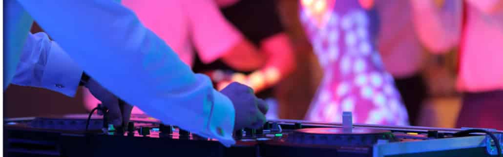Entfalten Sie die Kraft der Musik mit einem professionellen Hochzeits-DJ