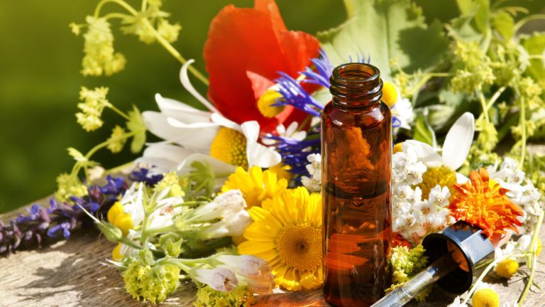 Homöopathische Tropfen mit Kräutern