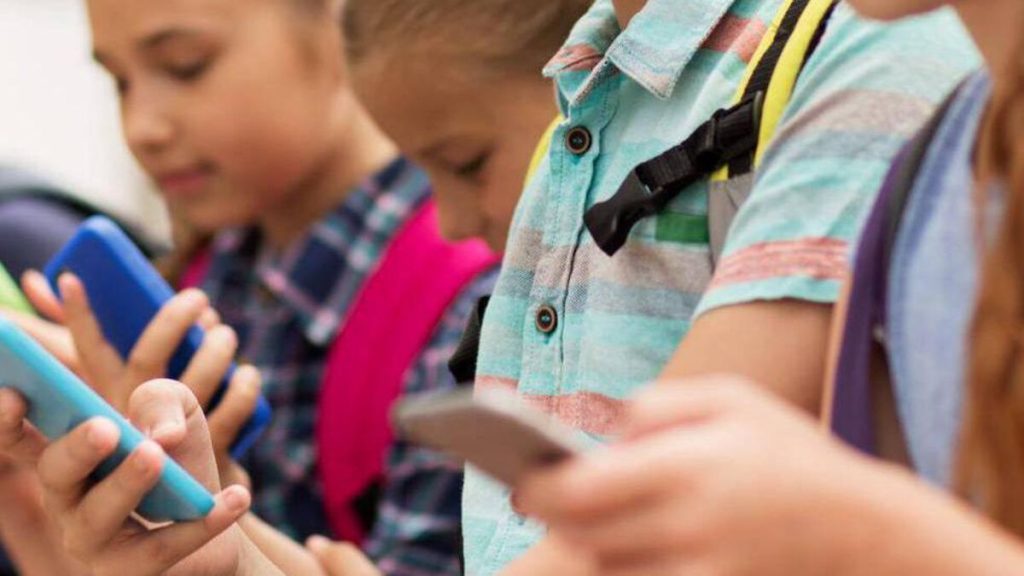 elementary school students with smartphones